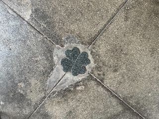 島根県出雲市にある『出雲大社前駅』のクローバーモチーフ