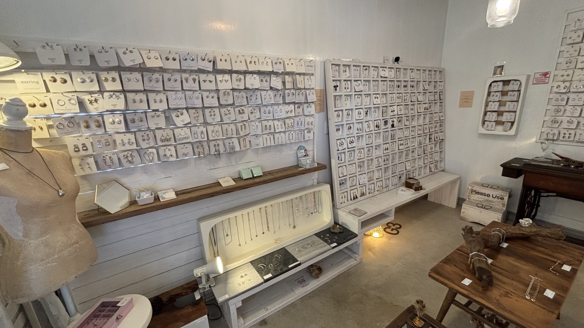 出雲市知井宮町にある韓国雑貨店『GLOBAL GOOD GIFT』のアクセサリーコーナー
