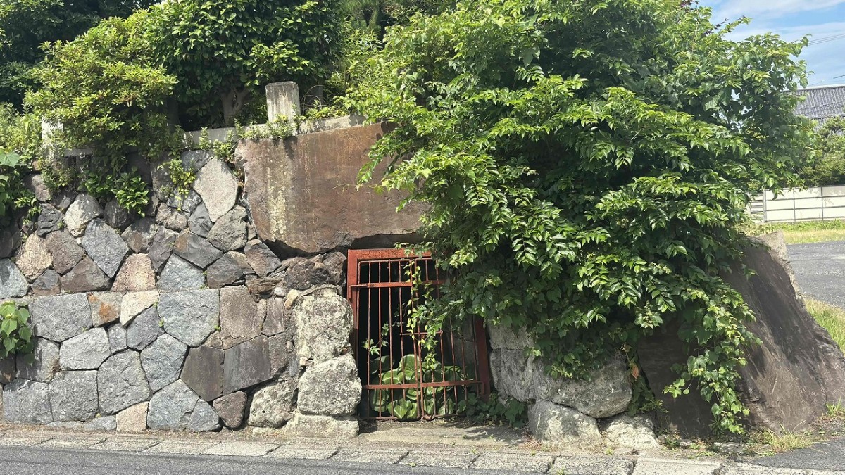 島根県出雲市にある『塚山古墳』赤い格子戸