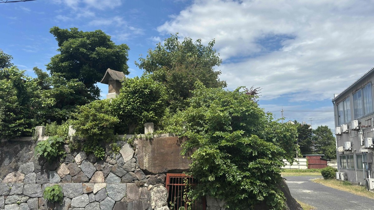 島根県出雲市にある『塚山古墳』格子戸と祠