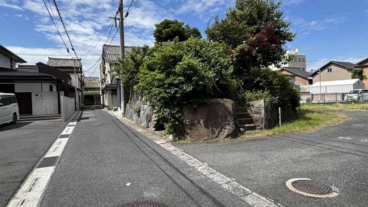 島根県出雲市にある『塚山古墳』商店街との位置関係