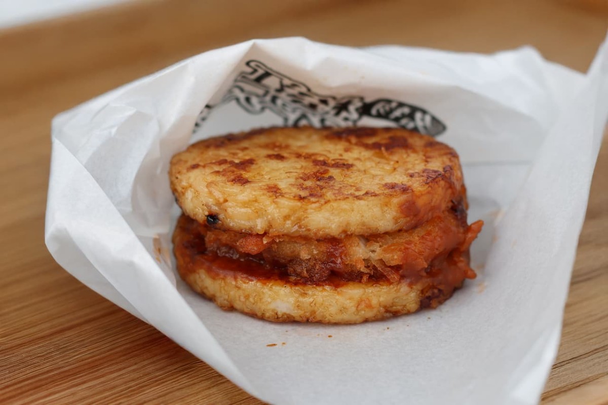 島根県松江市『OTEMAE MATSUE』の「カツライスバーガー」