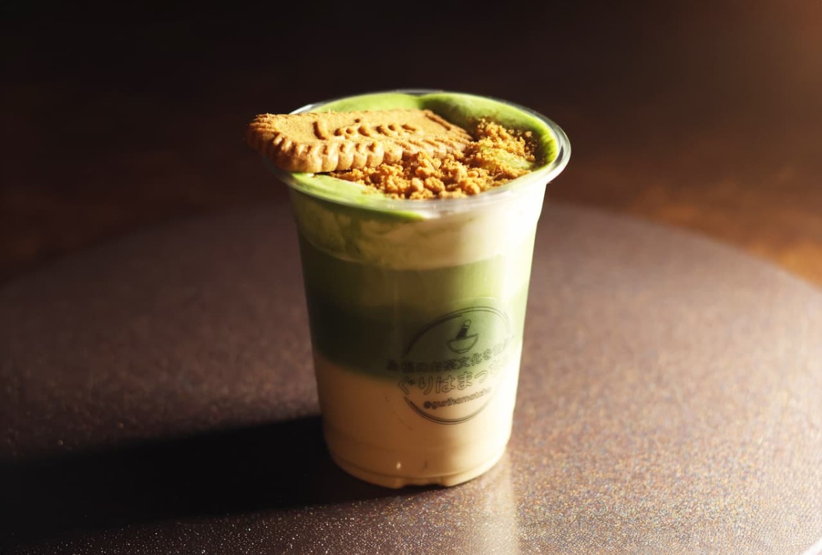 島根県松江市にあるカフェ『ぐりはまっちゃ』の「ビス抹茶ラテ（アイス）」