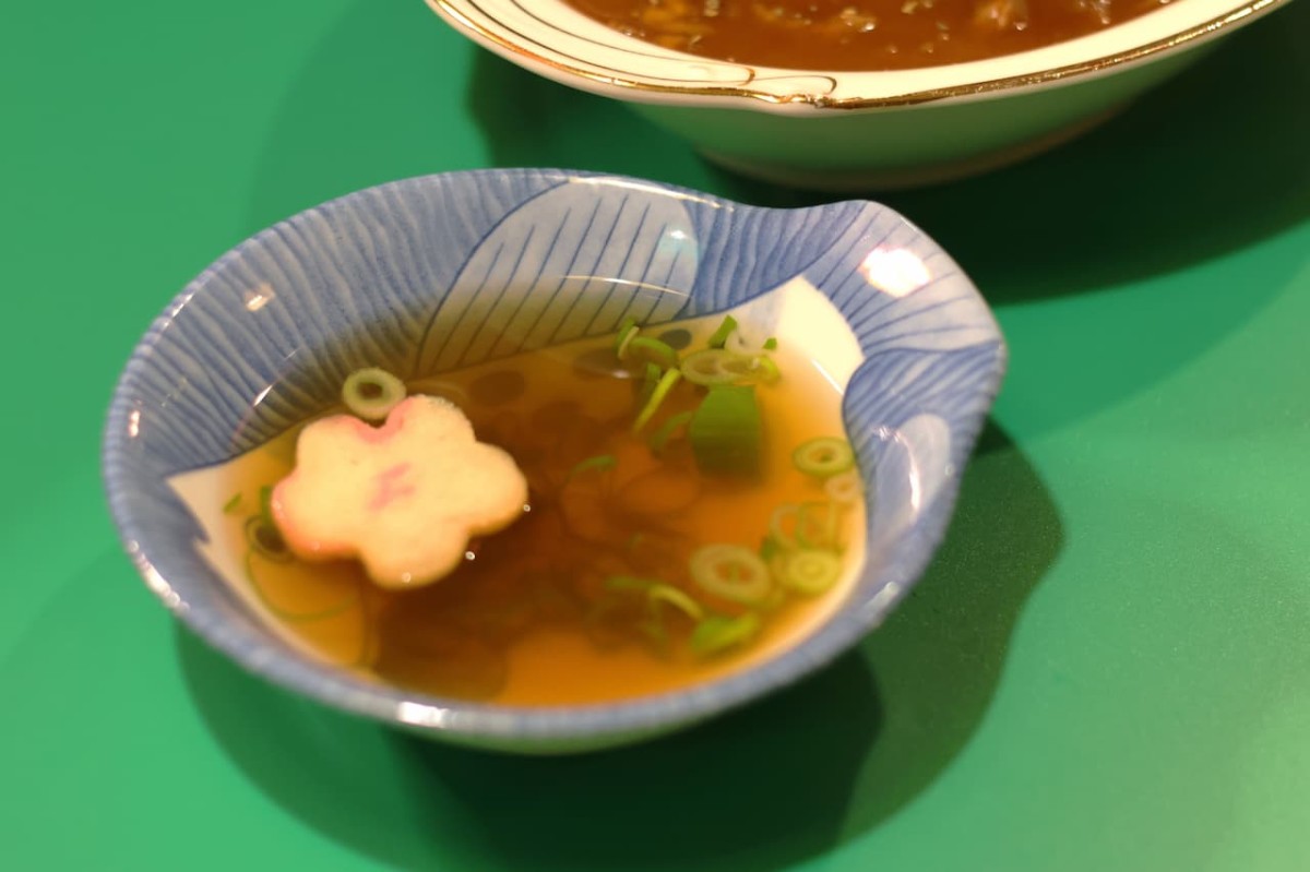 鳥取県倉吉市にある『喫茶モダン』の「エビフライオム」に付く「おでんスープ」