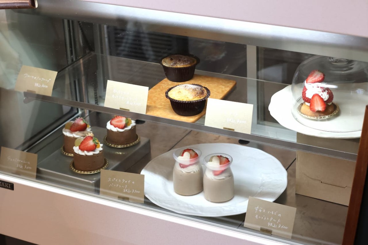 島根県松江市『おやつものがたりHoppe』のショーケース・ケーキ
