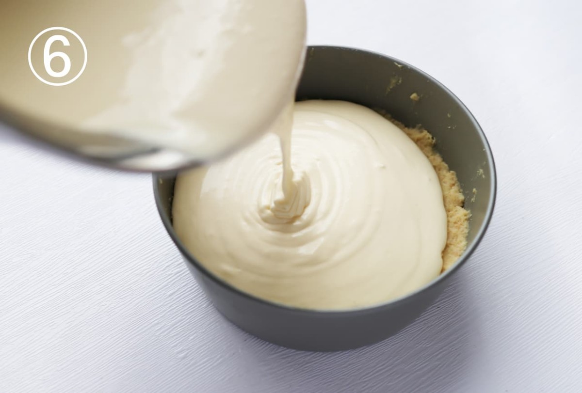 混ざったら型に流し入れる