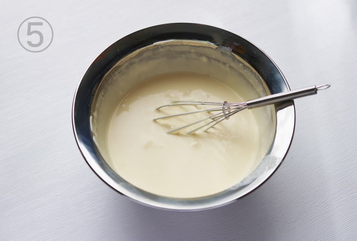 生地の材料をすべて混ぜる